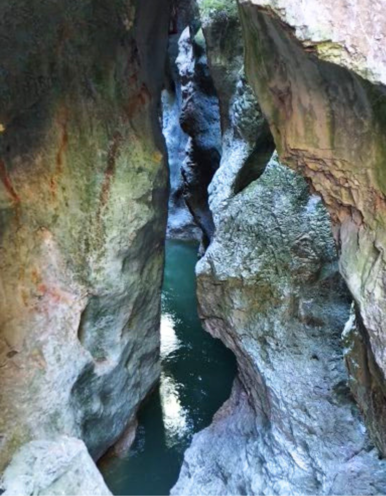 Fracture du sous-sol formant une faille dans laquelle coule de l'eau